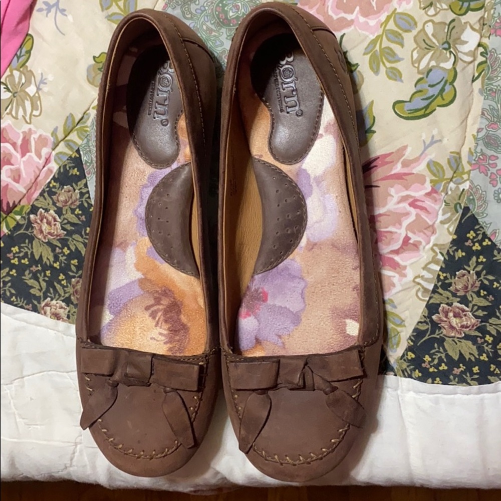 Women’s size 8 BORN flats